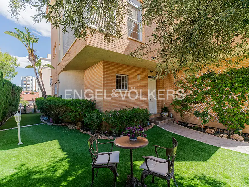 Vista exterior de Casa o xalet en venda en Alicante / Alacant amb Aire condicionat, Calefacció i Jardí privat