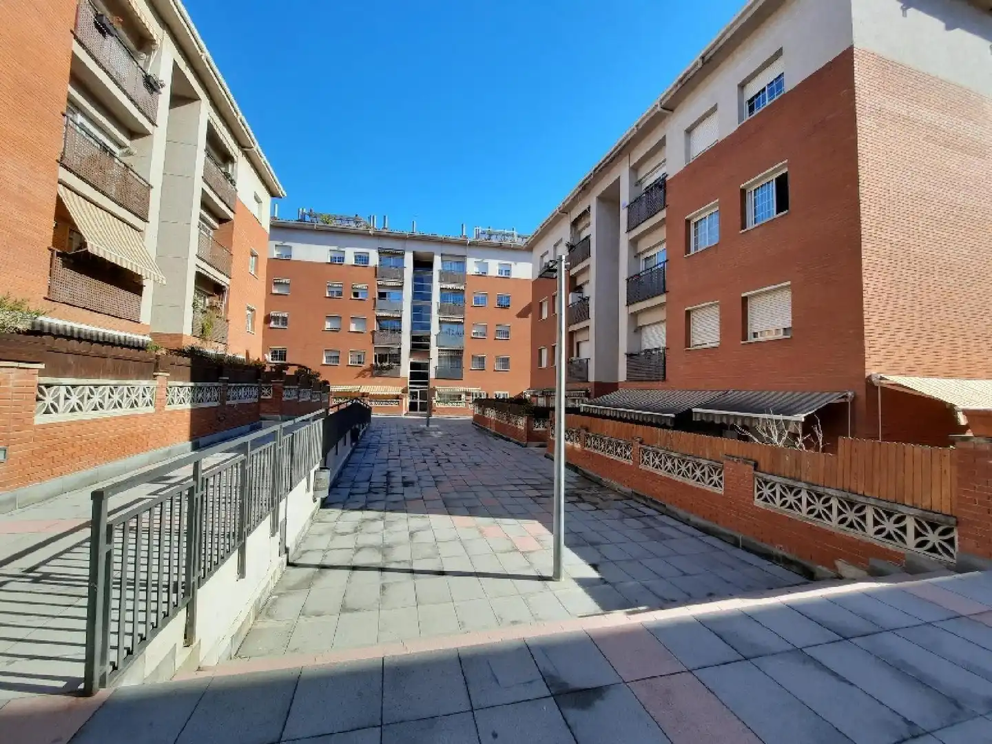 Vista exterior de Piso en venta en Barberà del Vallès con Terraza