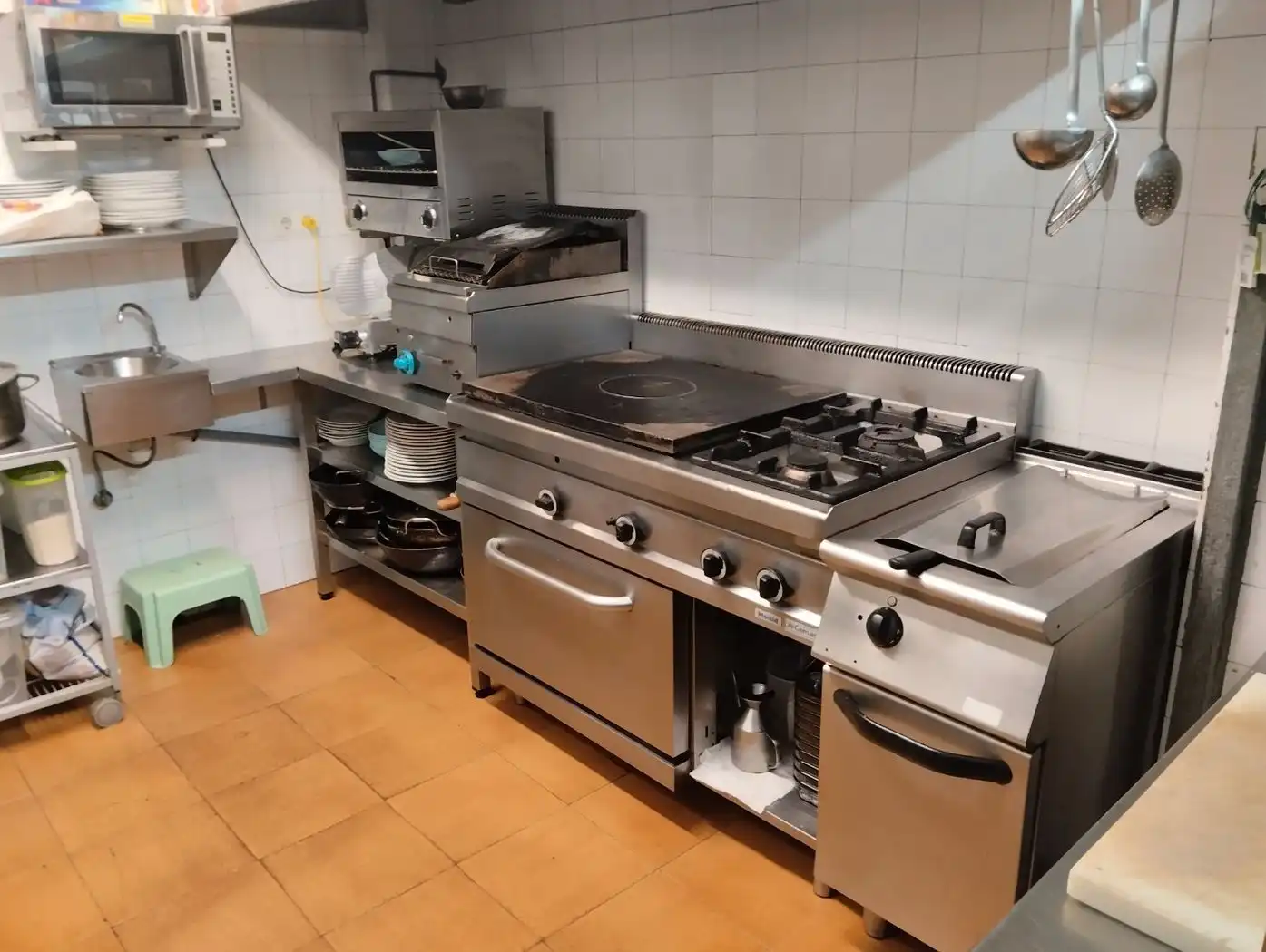 Cuina de Local en venda en Girona amb Aire condicionat, Calefacció i Moblat