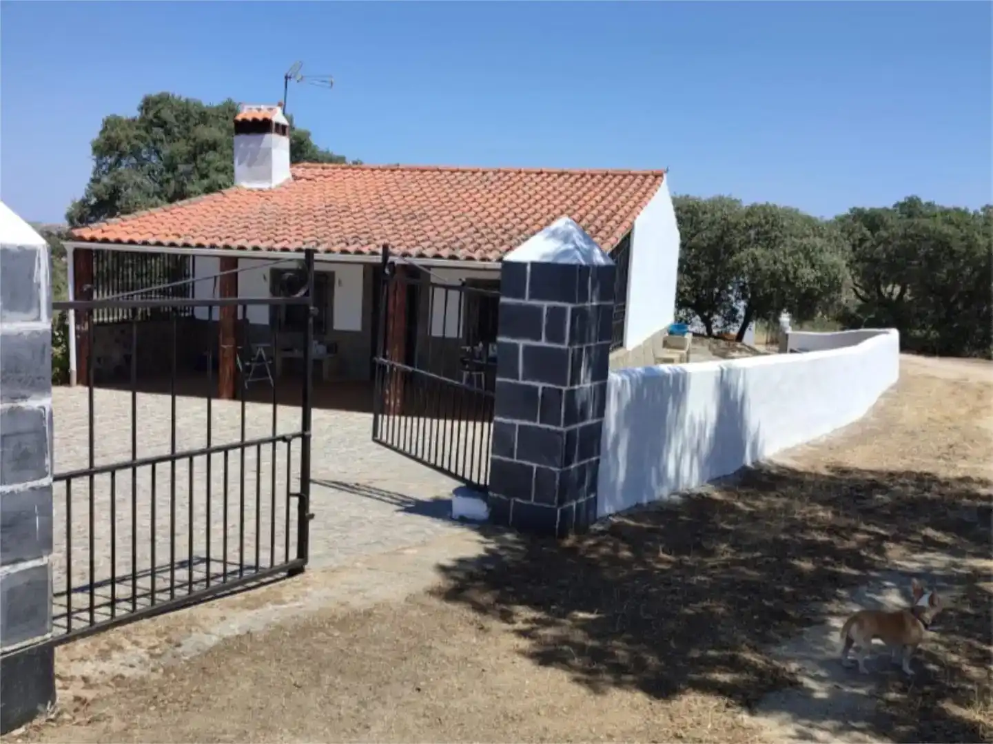 Vista exterior de Pis en venda en Brozas amb Balcó