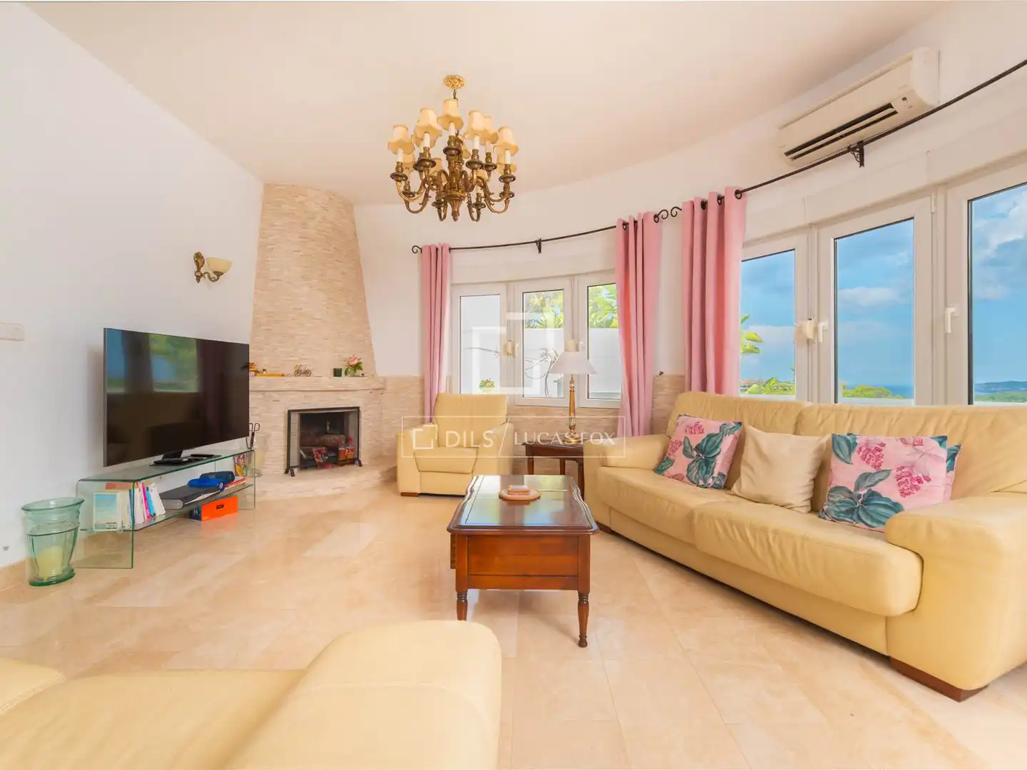 Wohnzimmer von Country house zum Verkauf in Sant Josep de sa Talaia mit Klimaanlage, Privatgarten und Terrasse