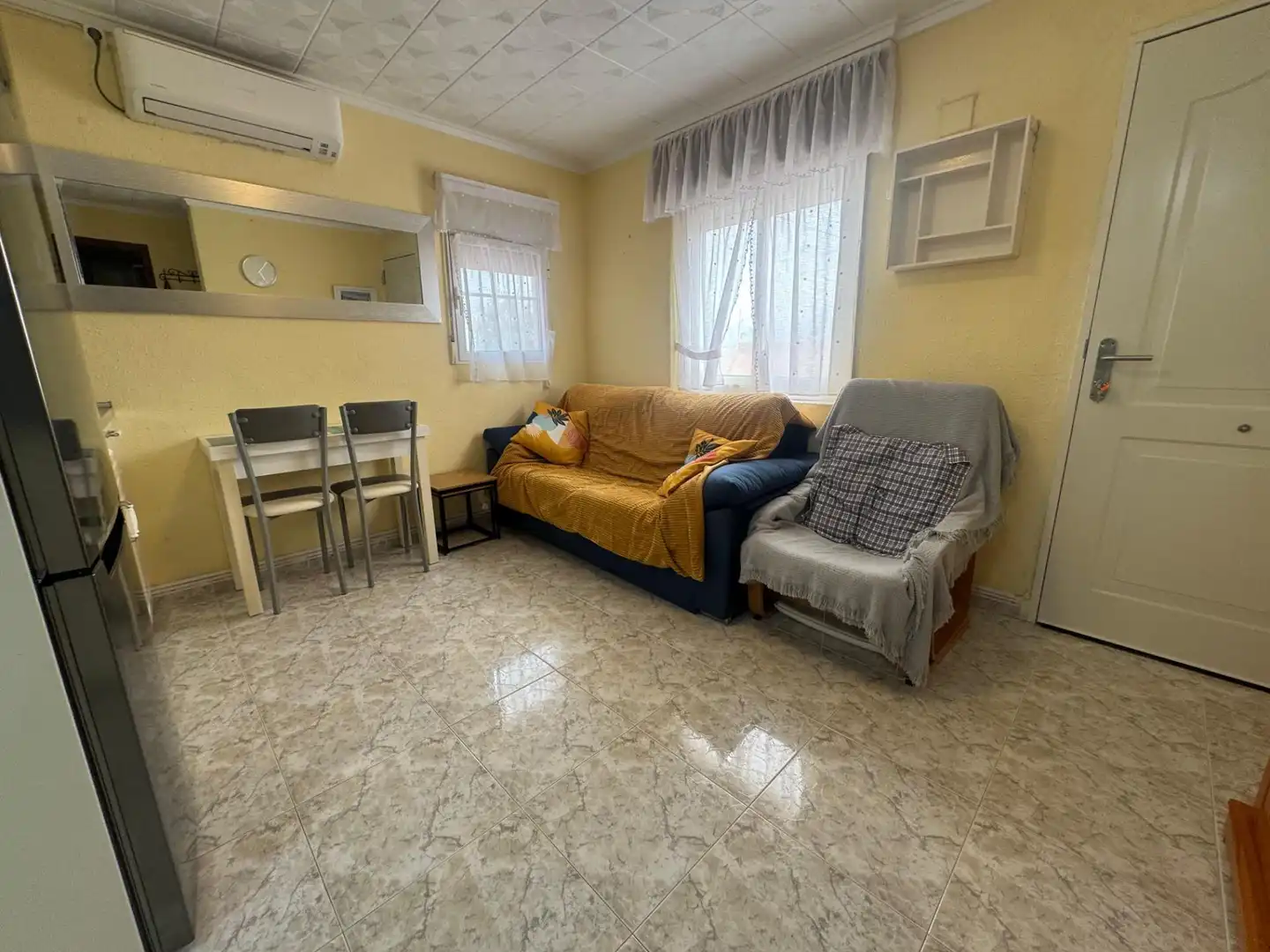Sala d'estar de Casa adosada en venda en Torrevieja amb Aire condicionat, Terrassa i Traster