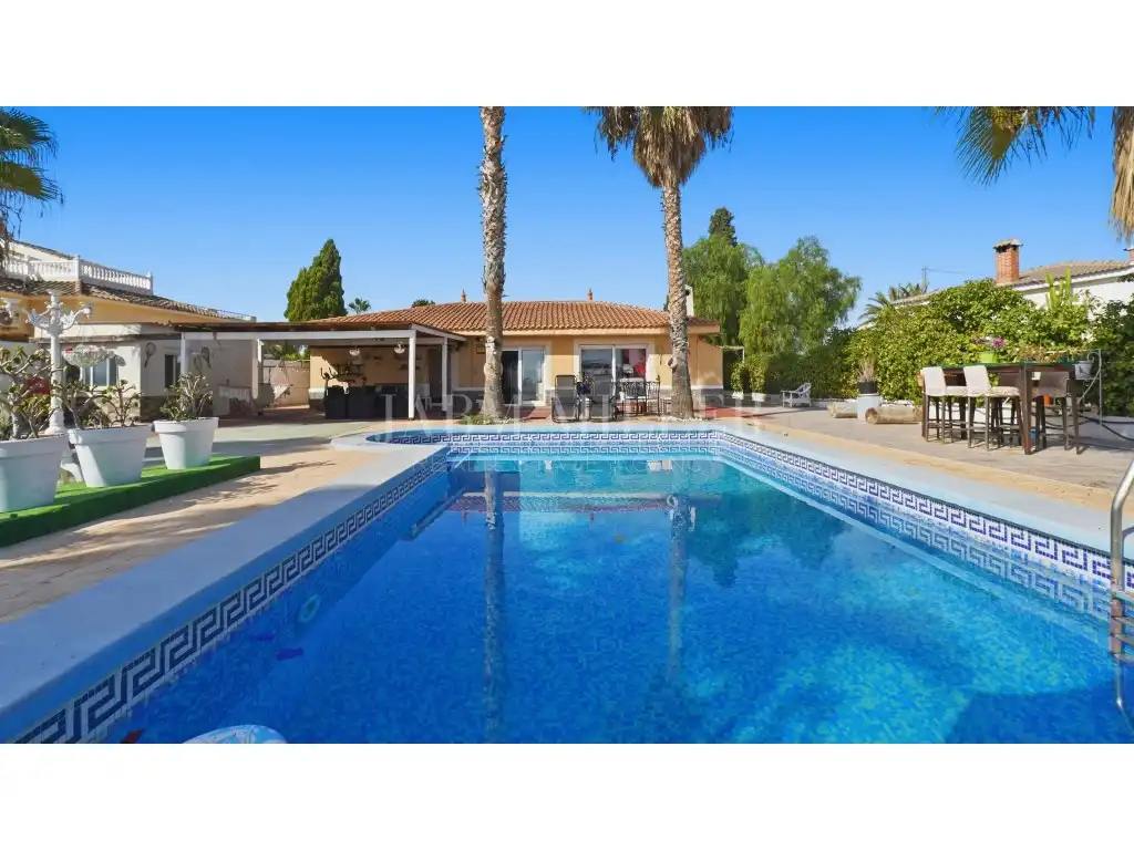 Swimming pool of Houses for sale in La Huerta  