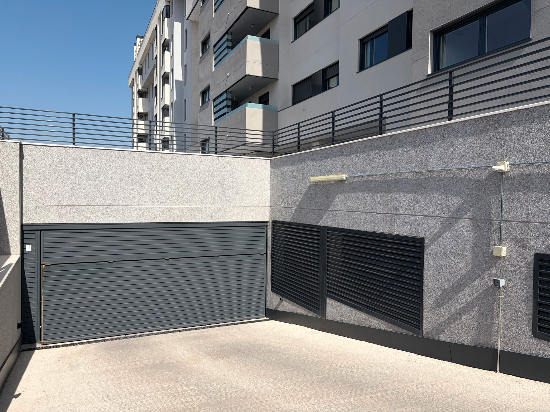 Vista exterior de Garaje en venta en Alcalá de Henares