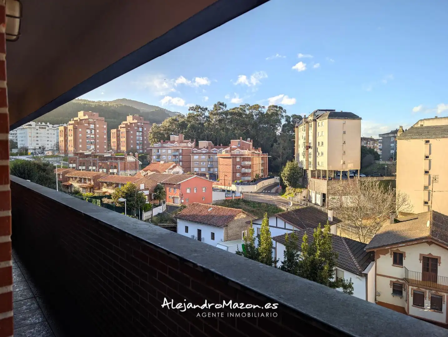 Vista exterior de Piso en venta en Castro-Urdiales con Calefacción, Parquet y Terraza