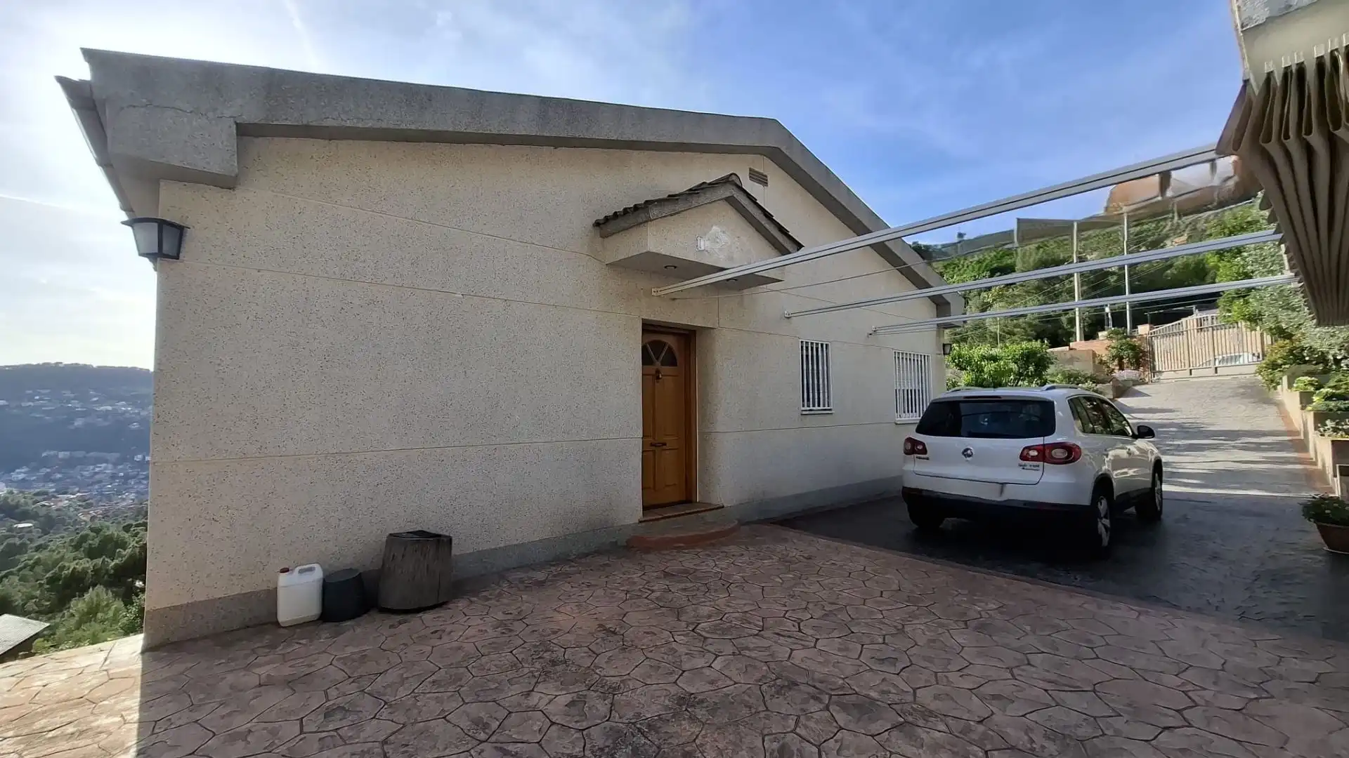 Vista exterior de Casa o xalet en venda en Vallirana amb Aire condicionat, Calefacció i Terrassa