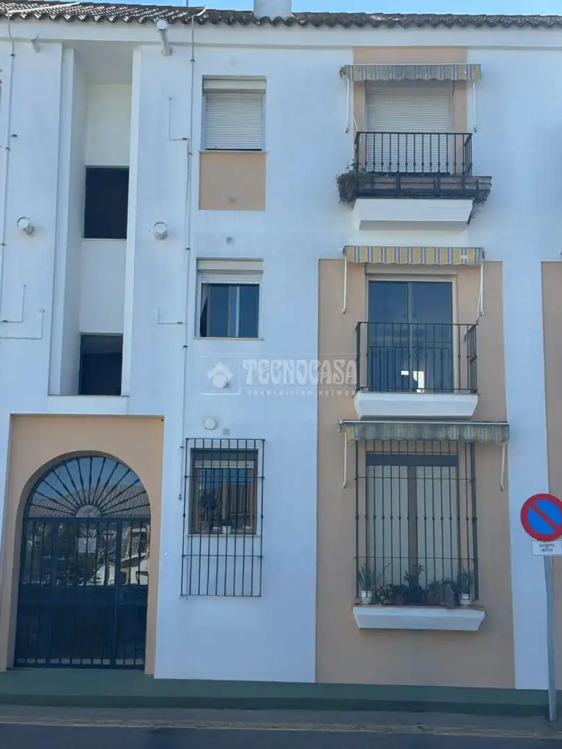 Vista exterior de Pis en venda en Arcos de la Frontera amb Aire condicionat i Balcó