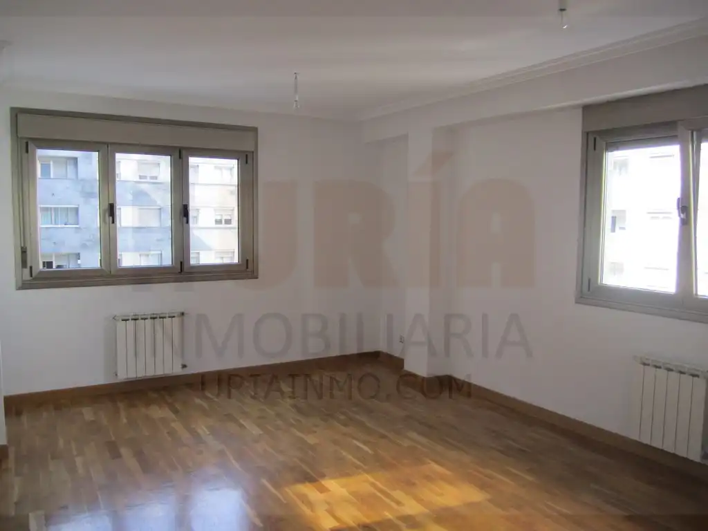 Sala d'estar de Pis en venda en Oviedo  amb Calefacció, Traster i Moblat