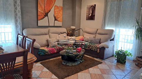 Piso en zona calle Cabrillana. Cuenta con recibidor, salóncomedor, cocina, cuarto de baño y tres dormitorios. La vivienda se entre