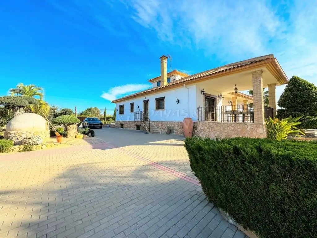 Vista exterior de Casa o xalet en venda en Orihuela amb Aire condicionat, Jardí privat i Traster