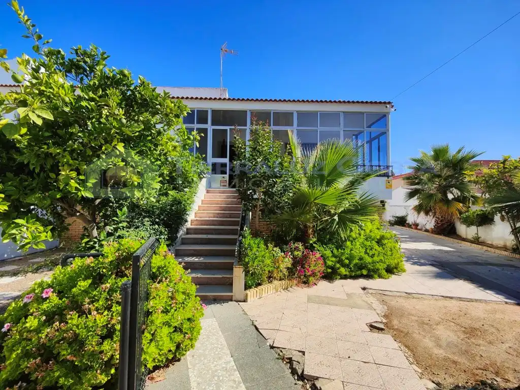 Vista exterior de Casa o xalet en venda en La Antilla amb Jardí privat, Terrassa i Traster