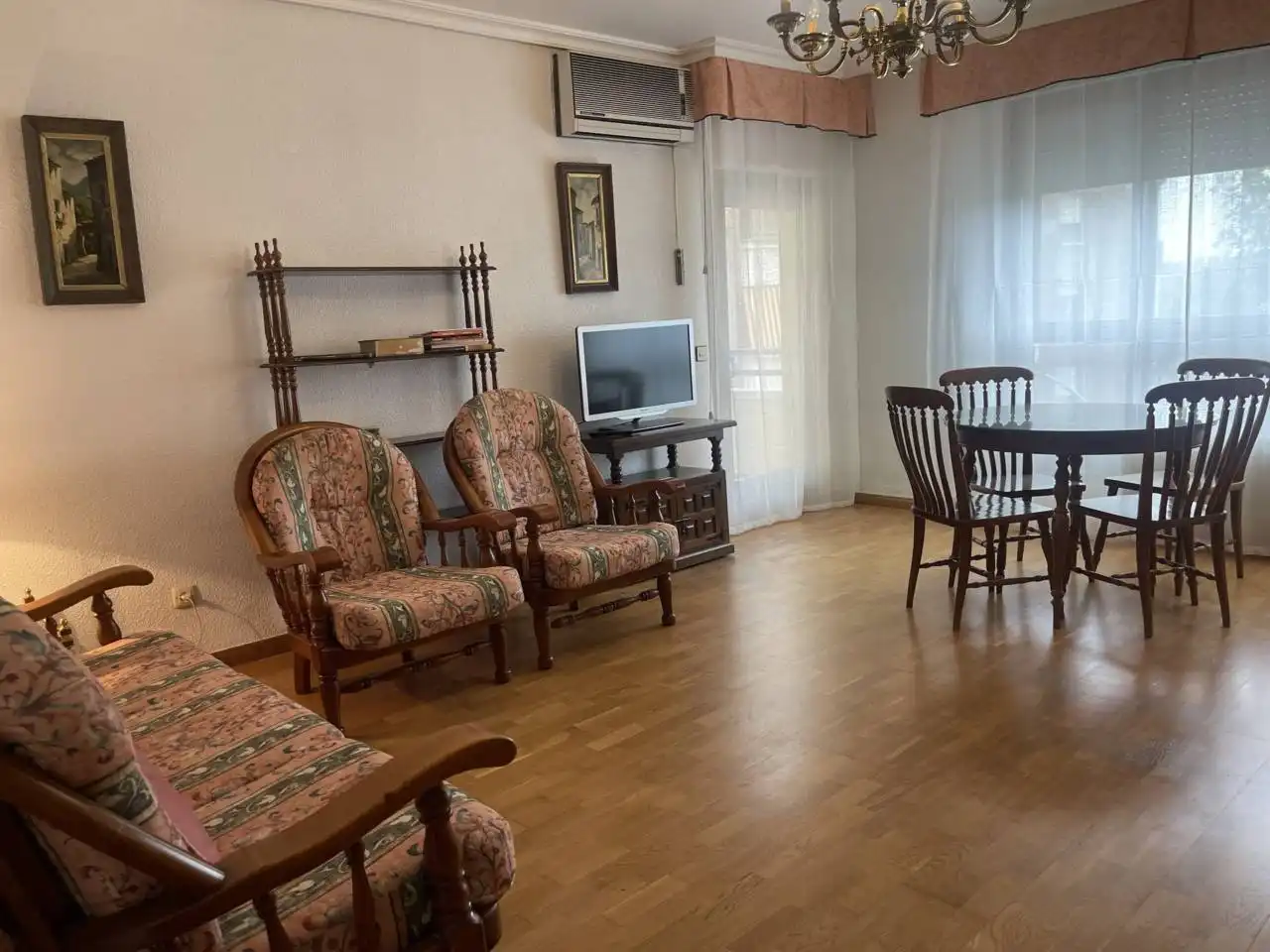 Living room of Flat for rent in Toledo  with Air Conditioner, Heating and Parquet flooring