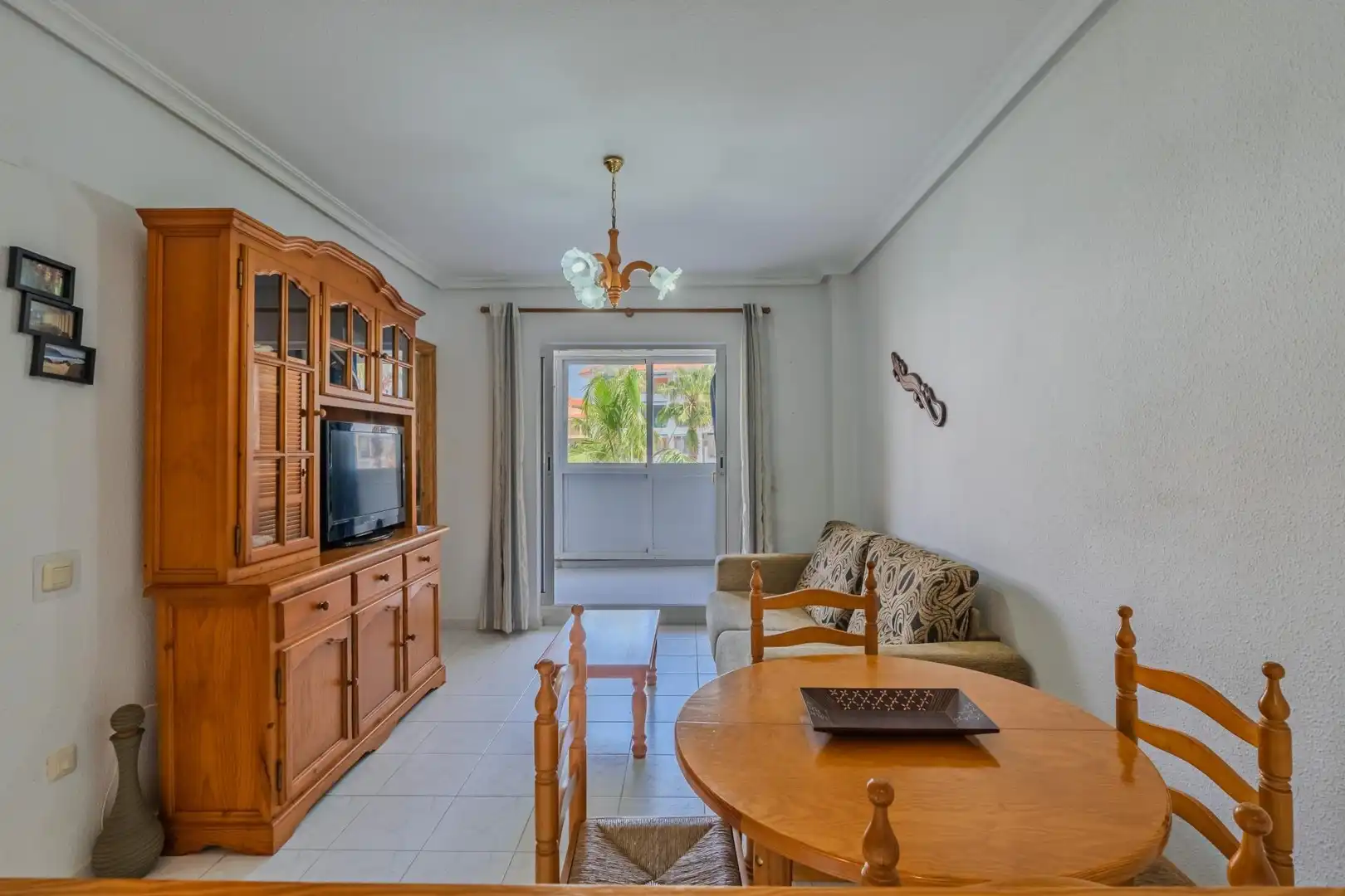 Sala d'estar de Apartament en venda en Torrevieja amb Jardí privat, Terrassa i Moblat