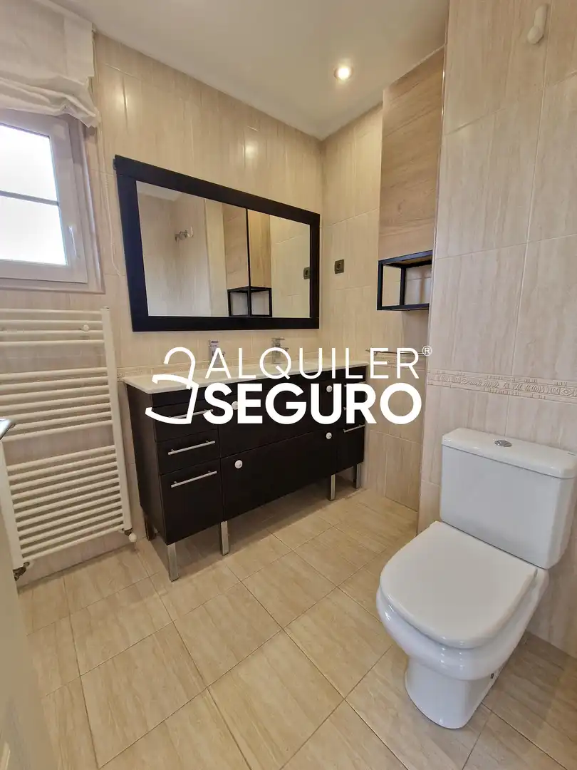 Baño de Piso de alquiler en Getxo  con Calefacción, Terraza y Trastero