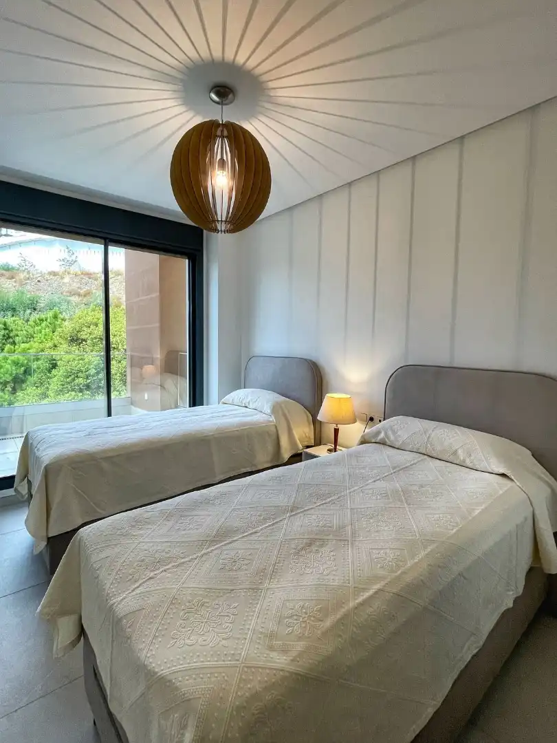Schlafzimmer von Wohnung zur Miete in Benahavís mit Klimaanlage, Terrasse und Möbliert