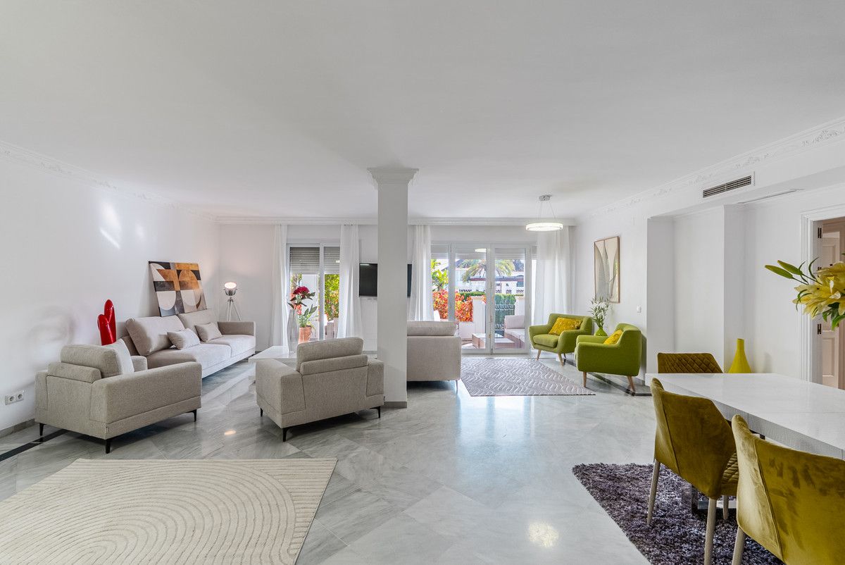 Sala de estar de Planta baja de alquiler en Marbella con Aire acondicionado, Jardín privado y Terraza