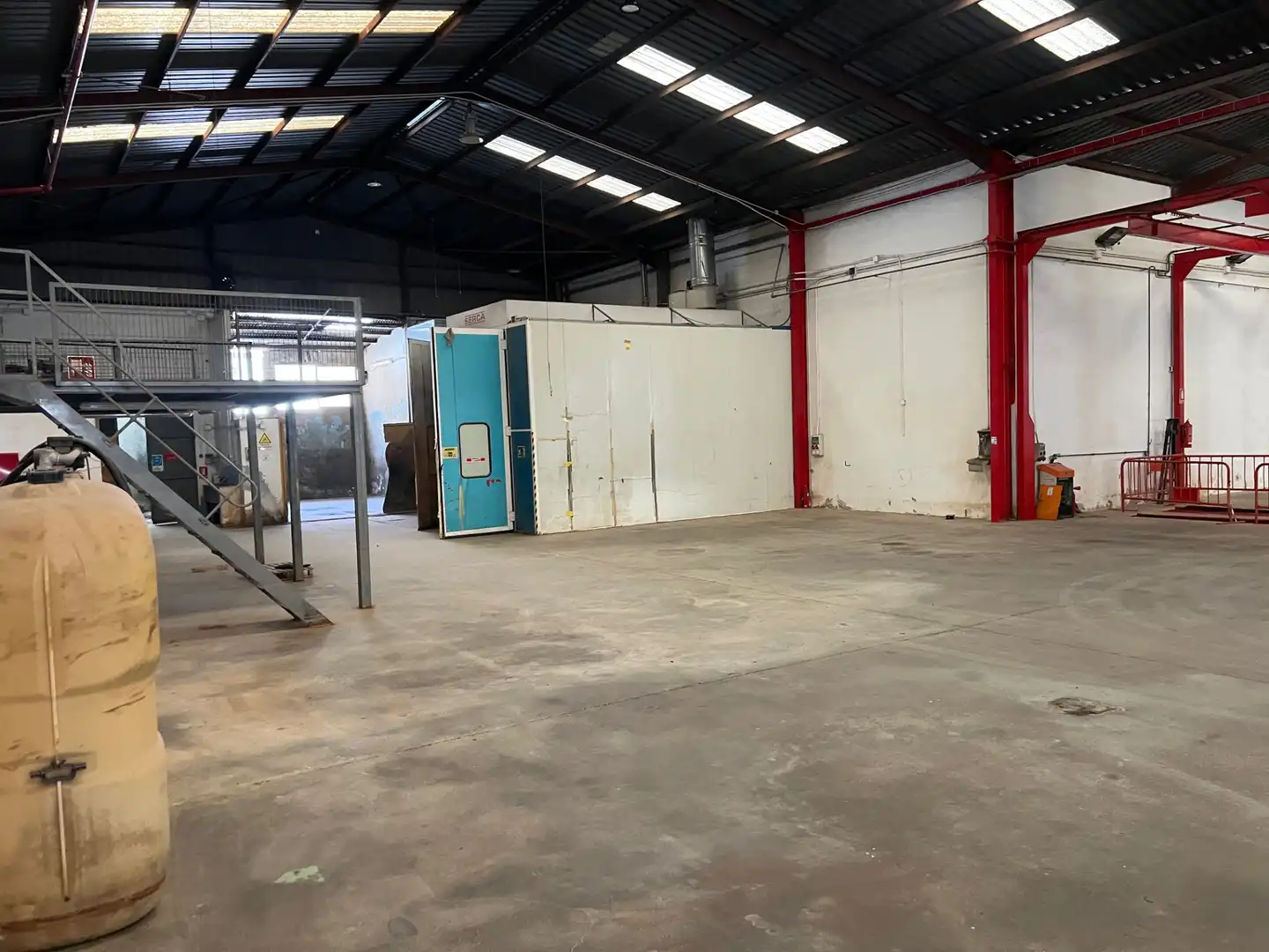 Nau industrial de lloguer en Quart de Poblet amb Alarma