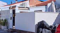 Vista exterior de Casa adosada en venda en Torrevieja amb Terrassa, Piscina i Moblat