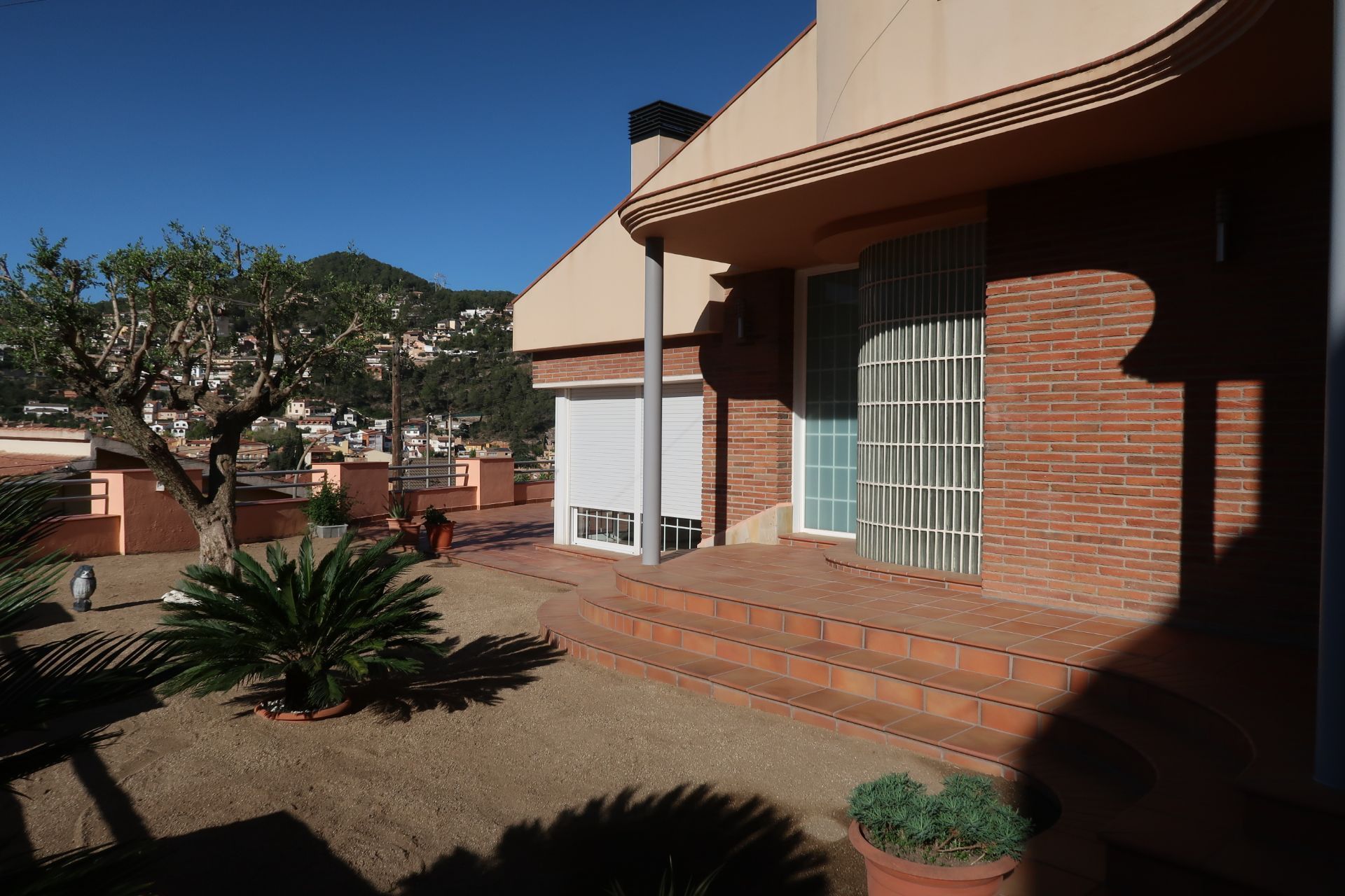 Vista exterior de Casa o xalet en venda en Vallirana amb Calefacció, Jardí privat i Terrassa