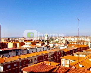 Vista exterior de Apartament en venda en Zamora Capital  amb Parquet, Traster i Moblat