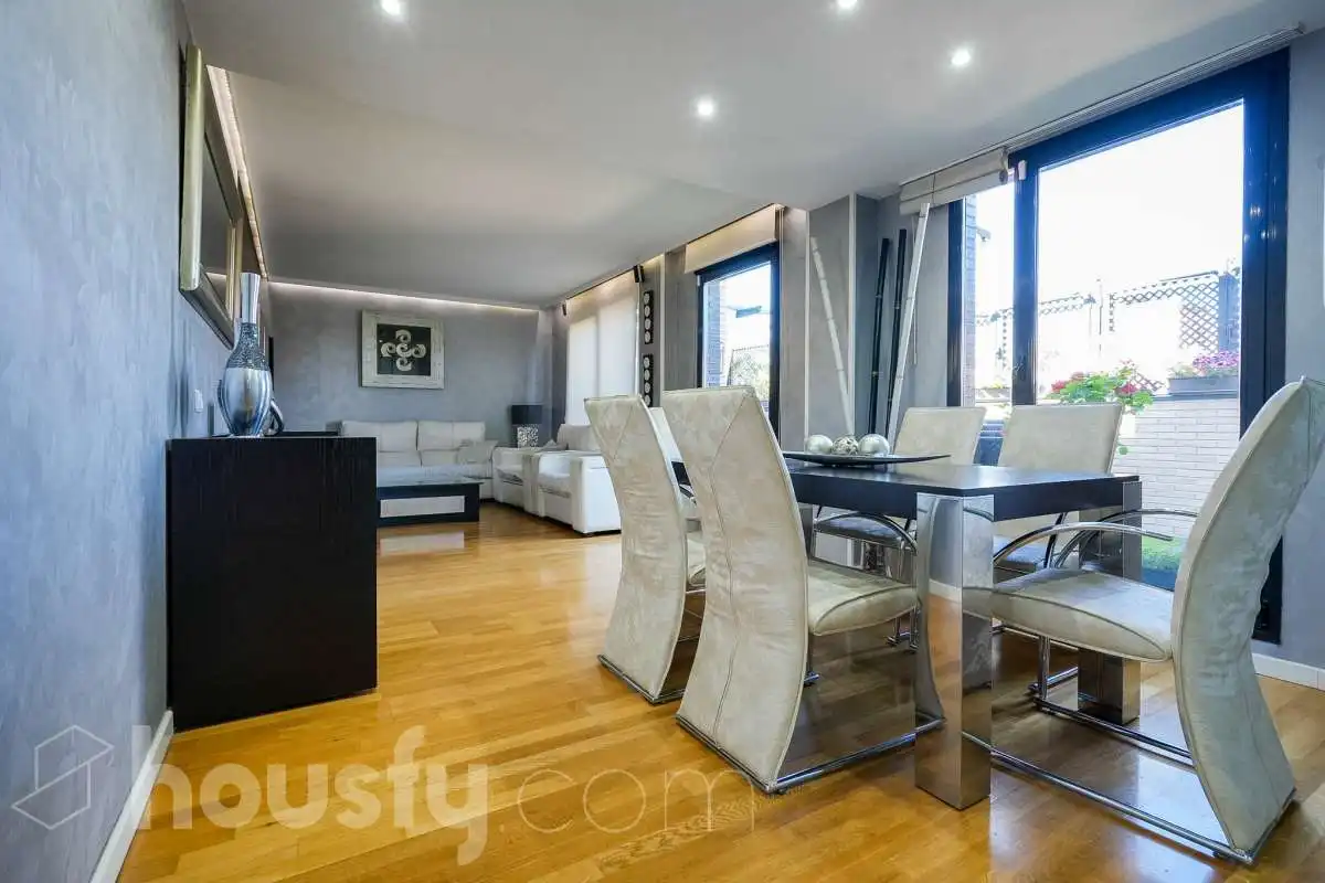 Sala de estar de Ático en venta en Madrid con Terraza, Trastero y Piscina comunitaria