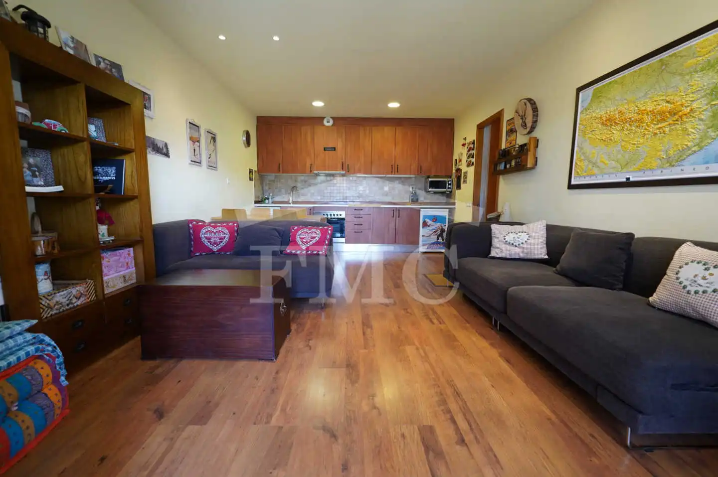 Wohnzimmer von Erdgeschoss zum Verkauf in Font-Romeu-Odeillo-Via mit Heizung, Privatgarten und Parkett