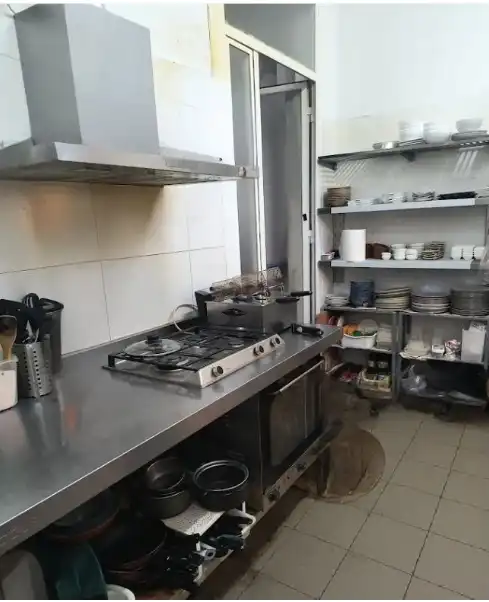 Business premises for transfer in Carrer de Cabestany 12, imagen 4