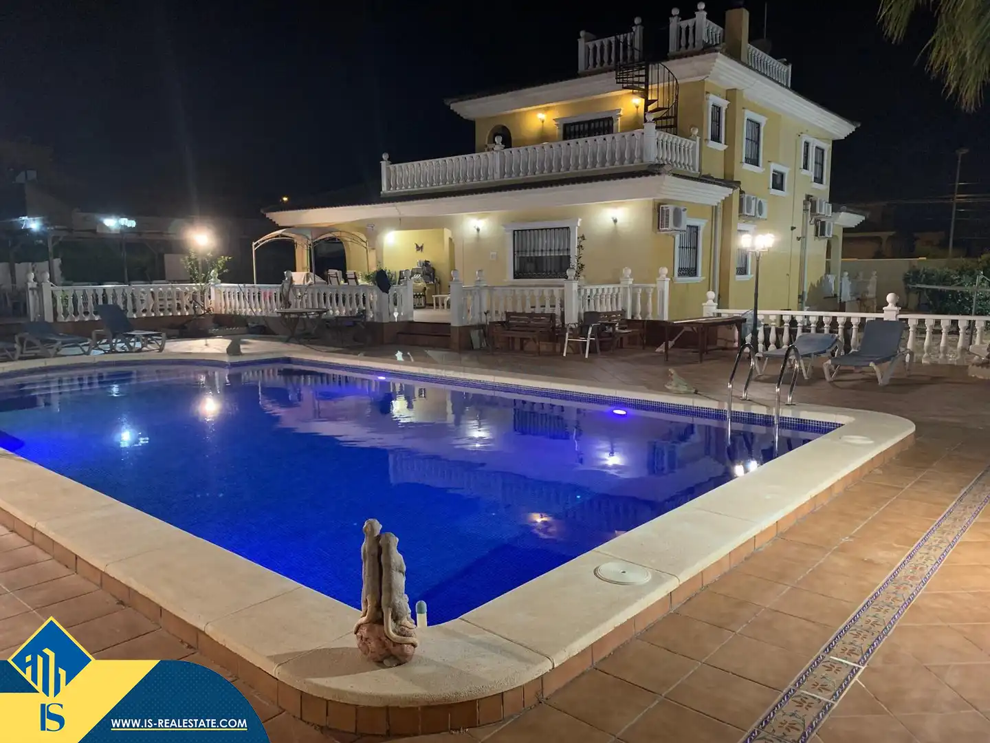 Chalet con piscina en venta en Los Balcones - Los Altos