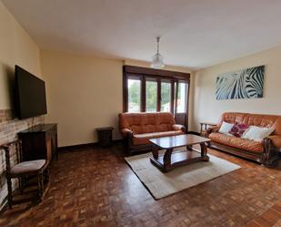 Sala d'estar de Pis de lloguer en Guriezo amb Terrassa i Balcó