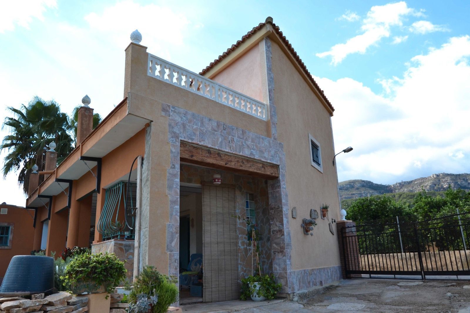 Vista exterior de Casa o xalet en venda en Alzira amb Jardí privat, Piscina i Moblat