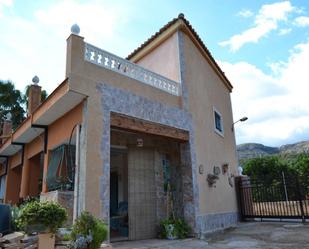 Vista exterior de Casa o xalet en venda en Alzira amb Jardí privat, Piscina i Moblat