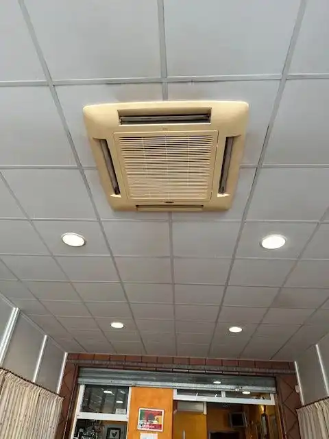 Local comercial en traspaso en Avenida Países Escandinavos 11, imagen 9