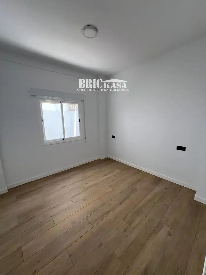 Habitación de Piso de alquiler en Cáceres con Aire acondicionado, Terraza y Alarma