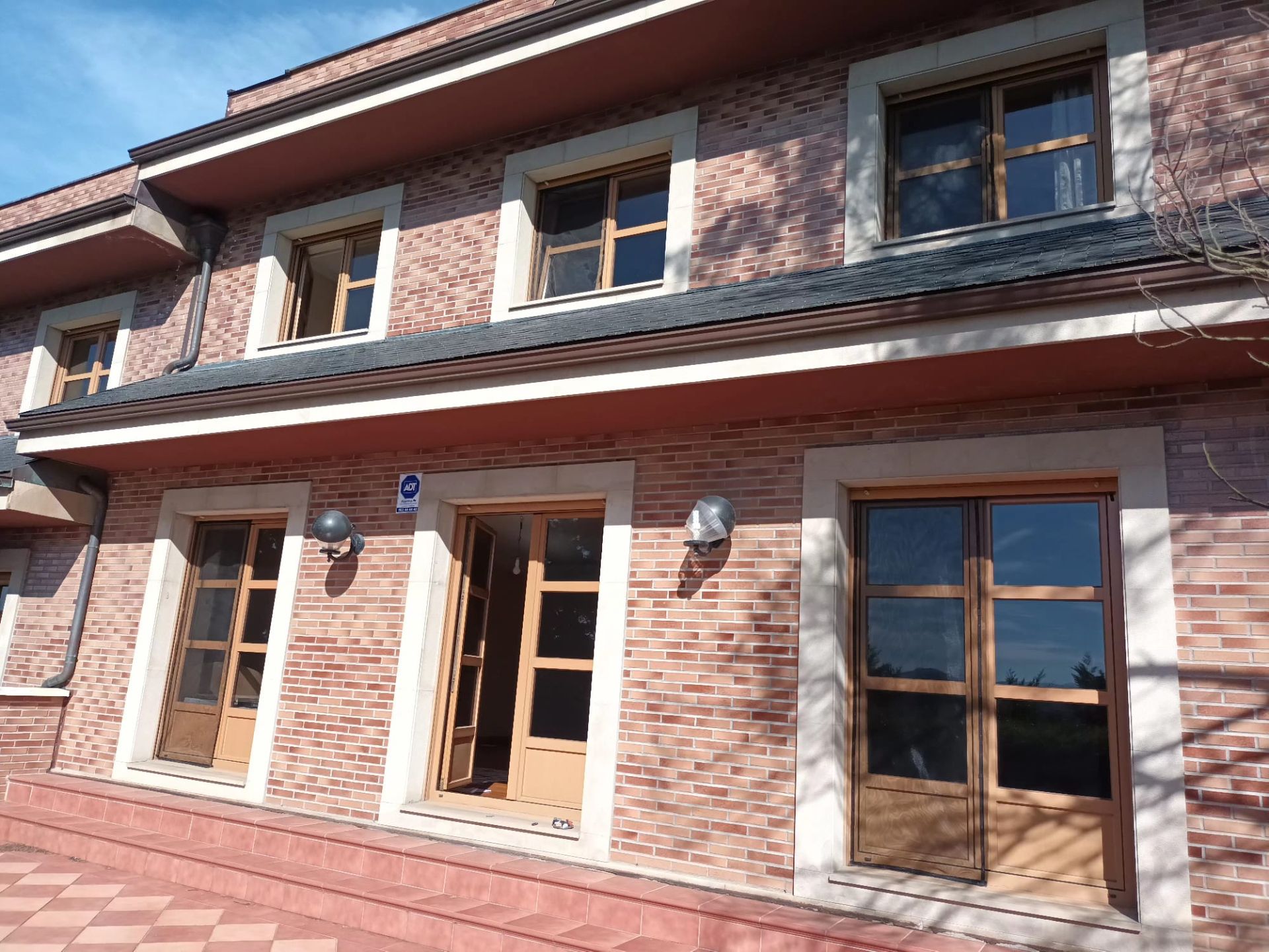 Vista exterior de Casa adosada en venda en Donostia - San Sebastián  amb Calefacció, Jardí privat i Terrassa