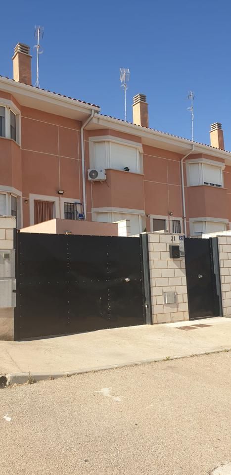Vista exterior de Casa adosada en venda en Saelices amb Calefacció