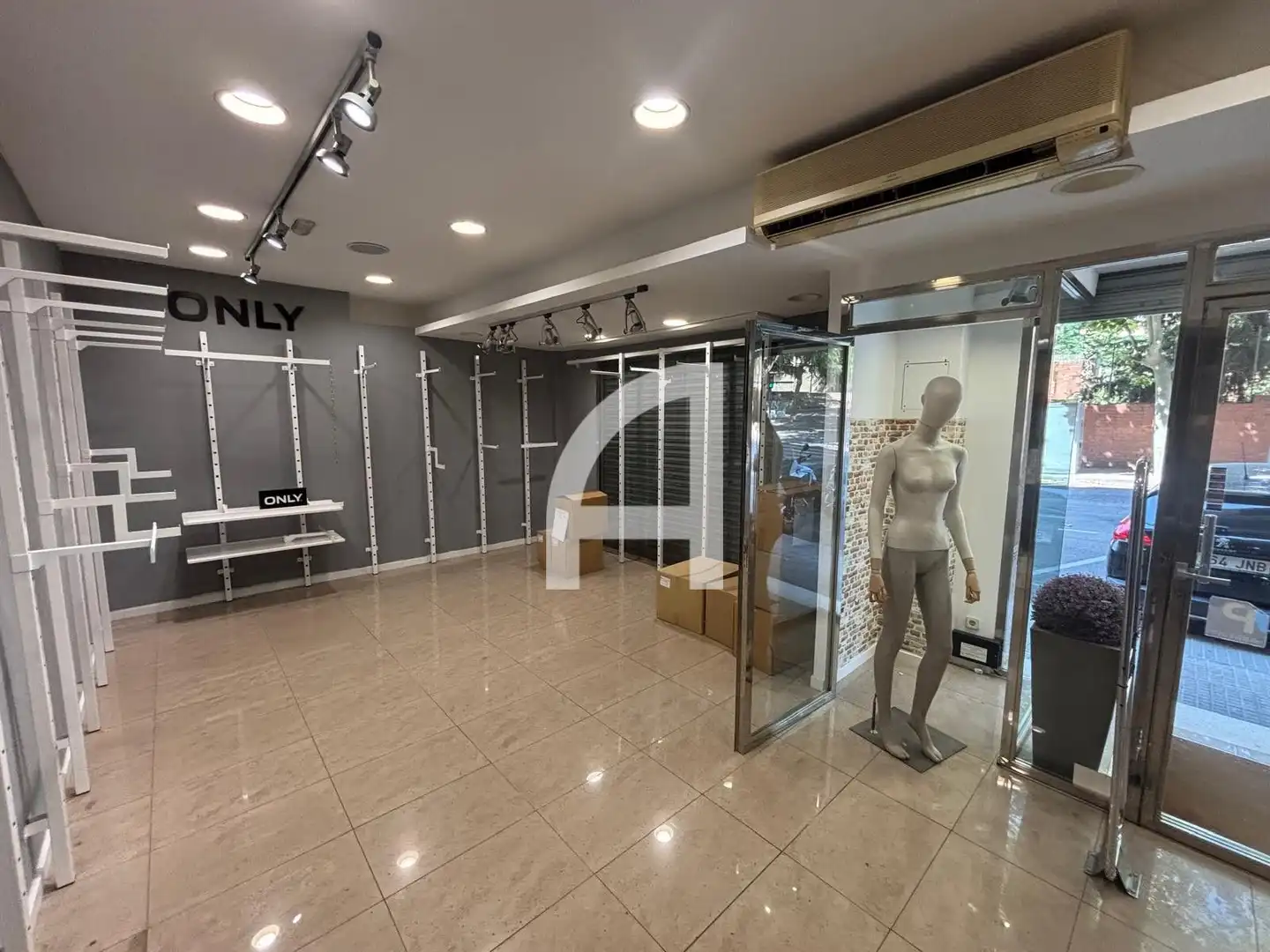 Local comercial en venda a Santa Maria Mazzarel·lo 80, imagen 4