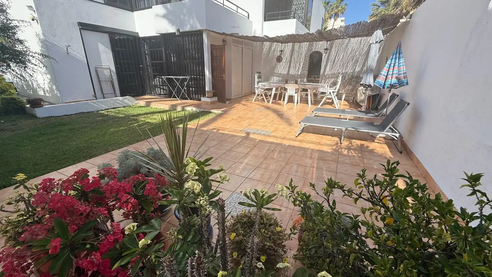 Terrasse von Erdgeschoss zum Verkauf in Arona mit Privatgarten, Terrasse und Abstellraum
