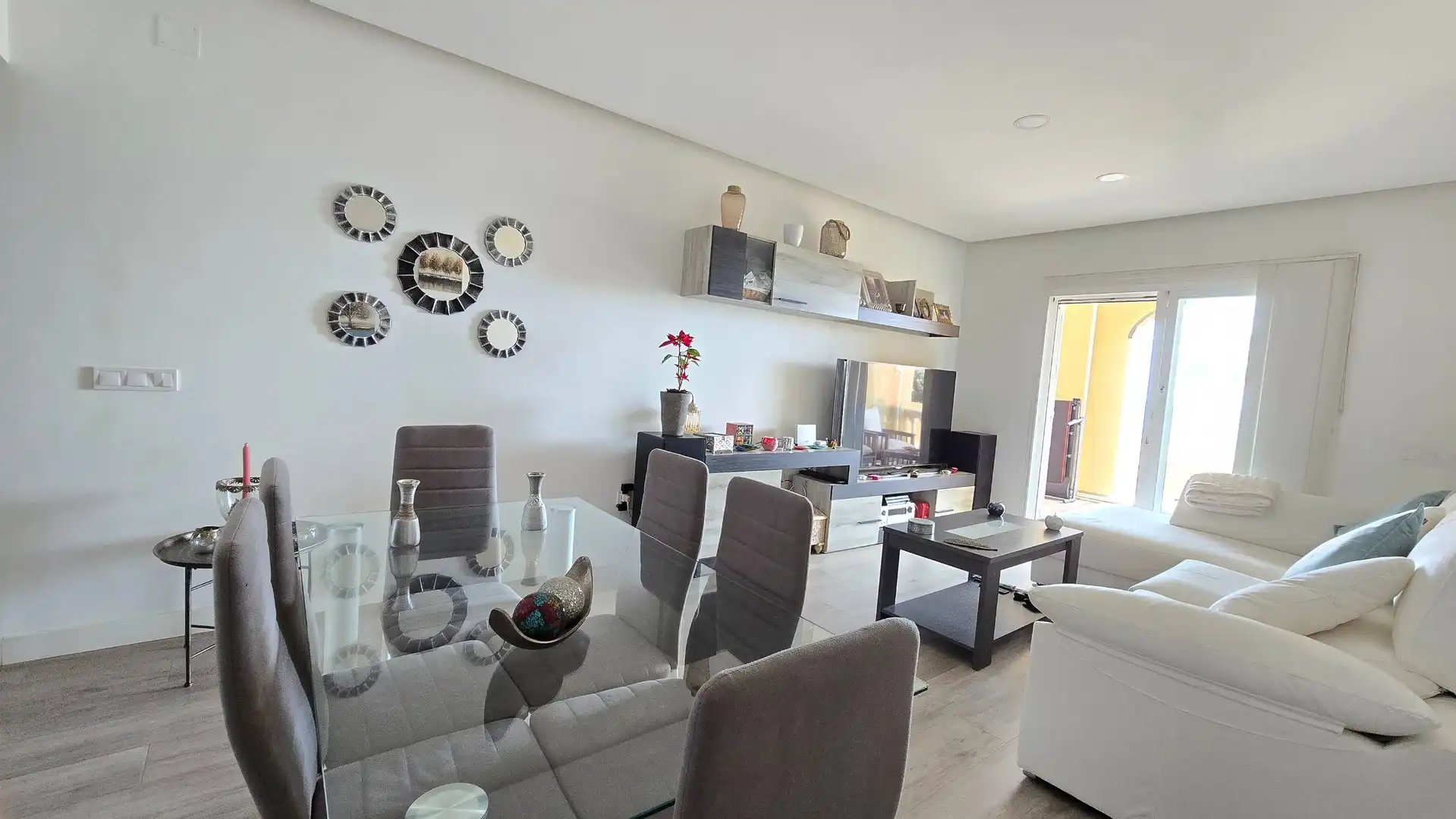 Sala d'estar de Dúplex en venda en Manilva amb Aire condicionat, Jardí privat i Terrassa