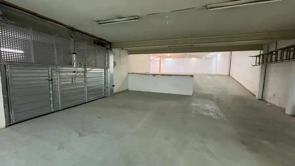 Parkplatz von Fabrikhallen zum Verkauf in Barcelona