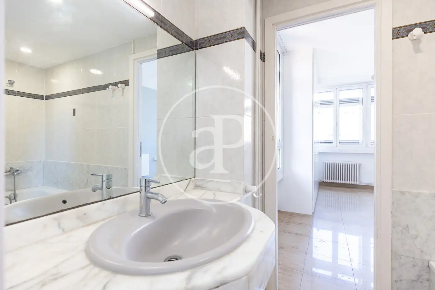 Badezimmer von Wohnung zum Verkauf in Barcelona mit Heizung und Privatgarten