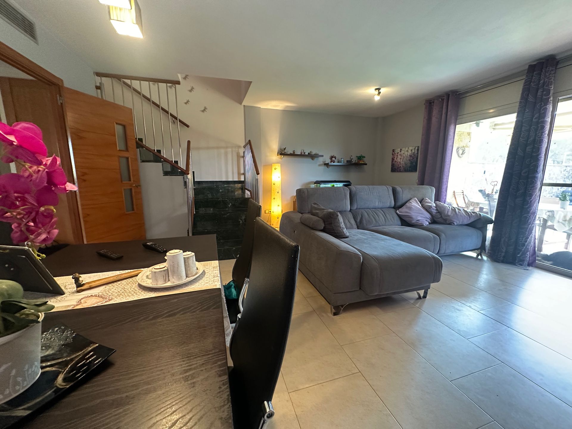 Sala d'estar de Casa adosada en venda en Els Pallaresos amb Aire condicionat, Calefacció i Jardí privat