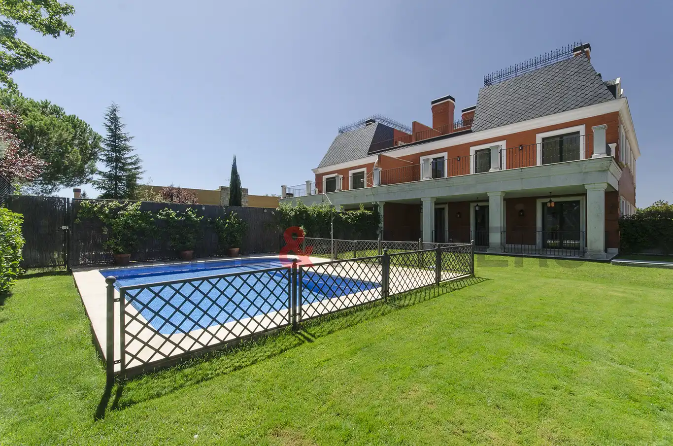 Piscina de Casa adosada de lloguer en Madrid amb Aire condicionat, Calefacció i Jardí privat