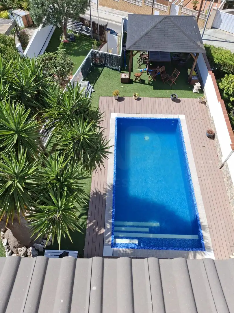 Piscina de Casa adosada en venta en Castelldefels con Aire acondicionado, Calefacción y Terraza