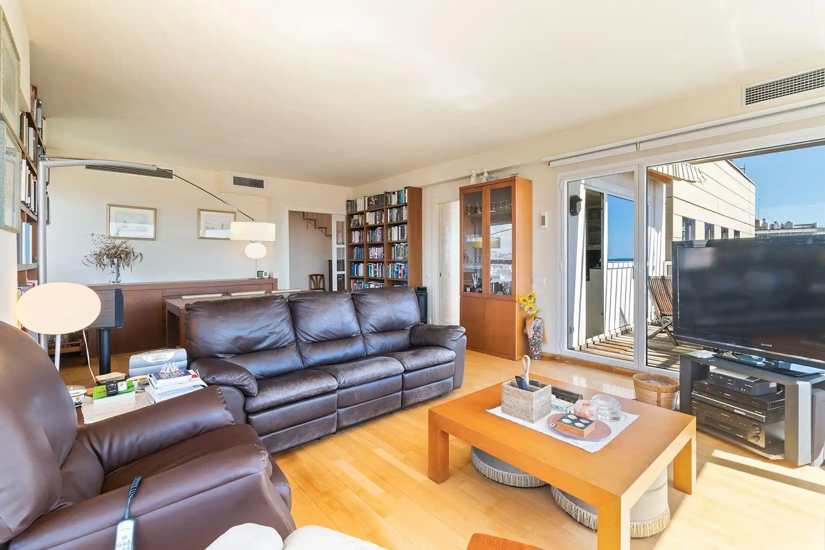 Wohnzimmer von Maisonette zum Verkauf in Barcelona mit Klimaanlage, Heizung und Privatgarten