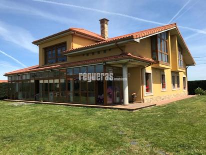 Vista exterior de Casa o xalet en venda en Avilés amb Terrassa