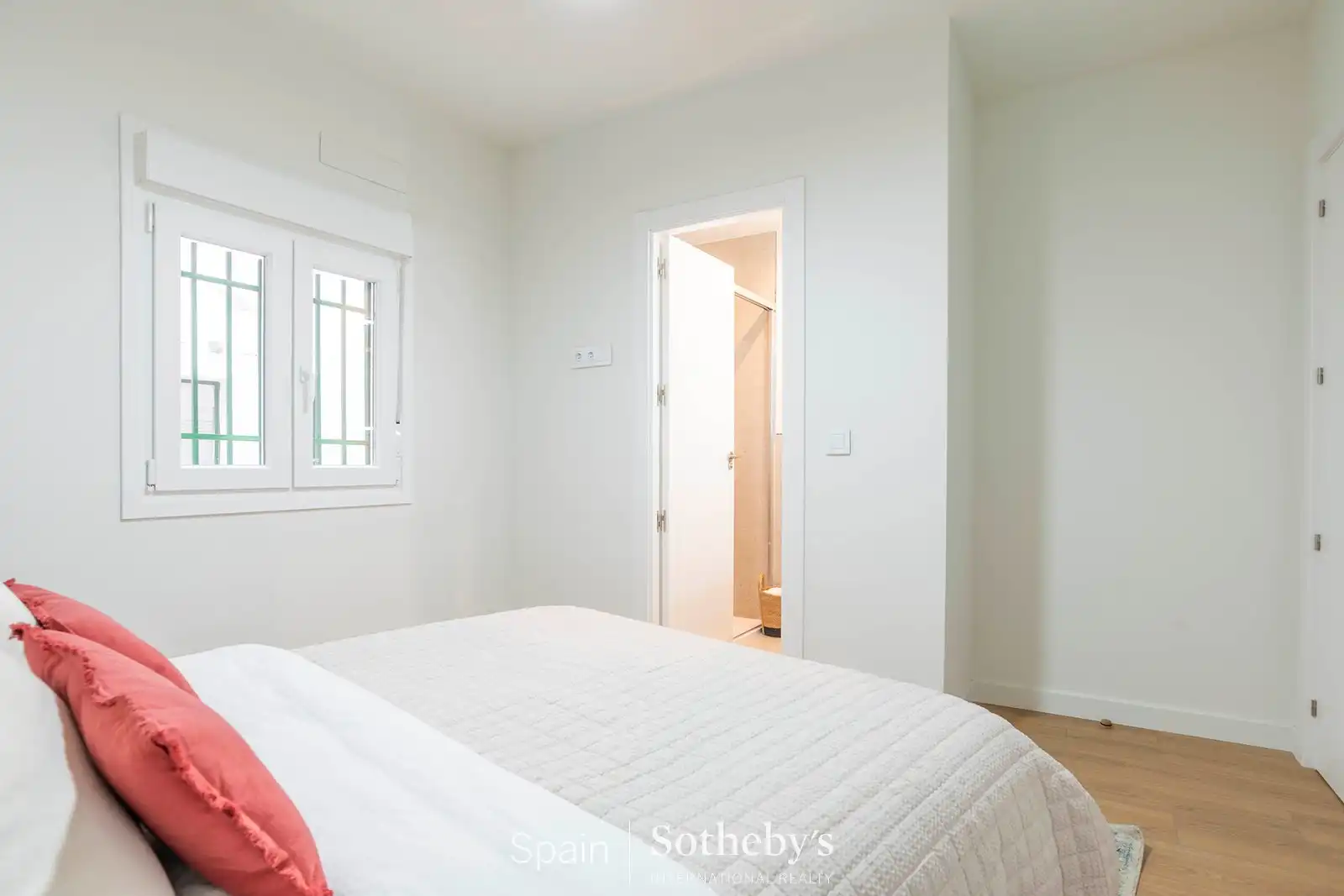 Dormitori de Apartament en venda en Madrid amb Aire condicionat i Terrassa