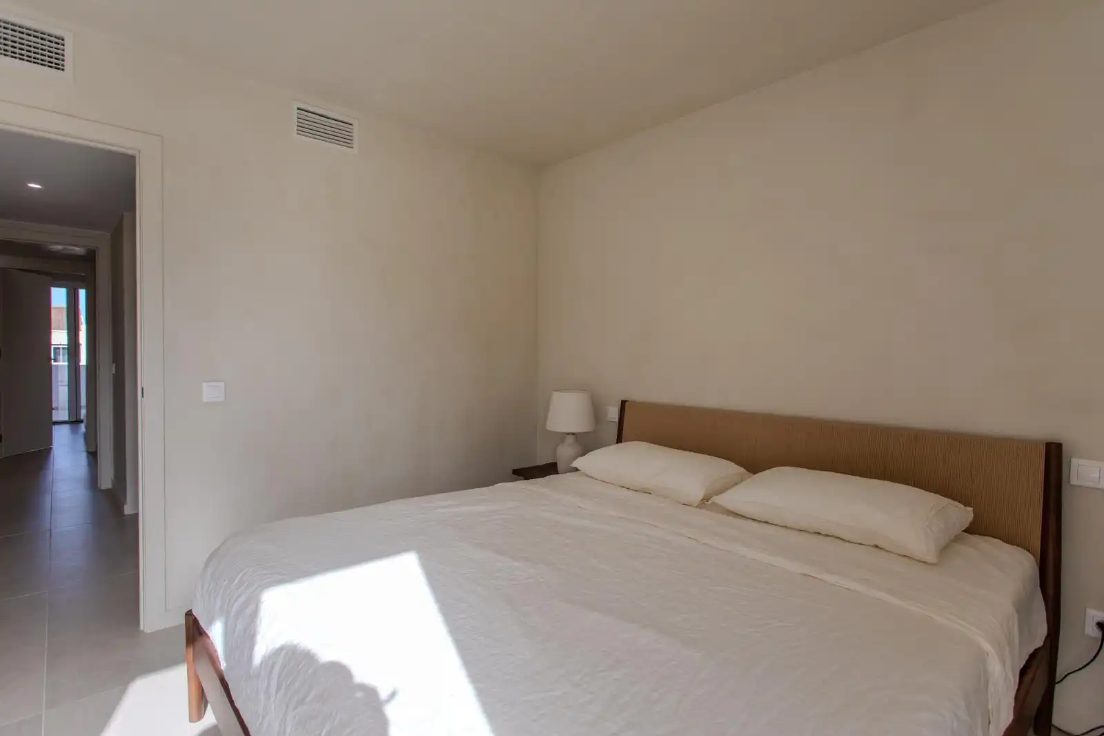 Habitación de Apartamento de alquiler en Estepona con Aire acondicionado, Terraza y Piscina