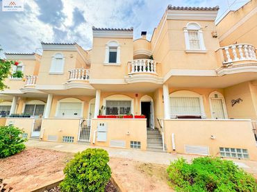 Maison mitoyenne avec balcon à vendre à Almoradí