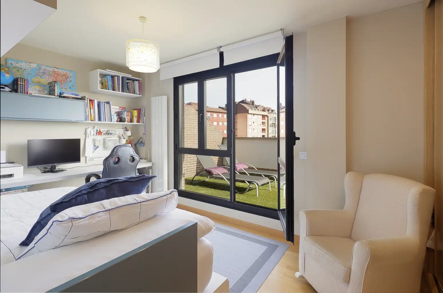 Habitación de Ático en venta en Oviedo  con Calefacción, Terraza y Trastero