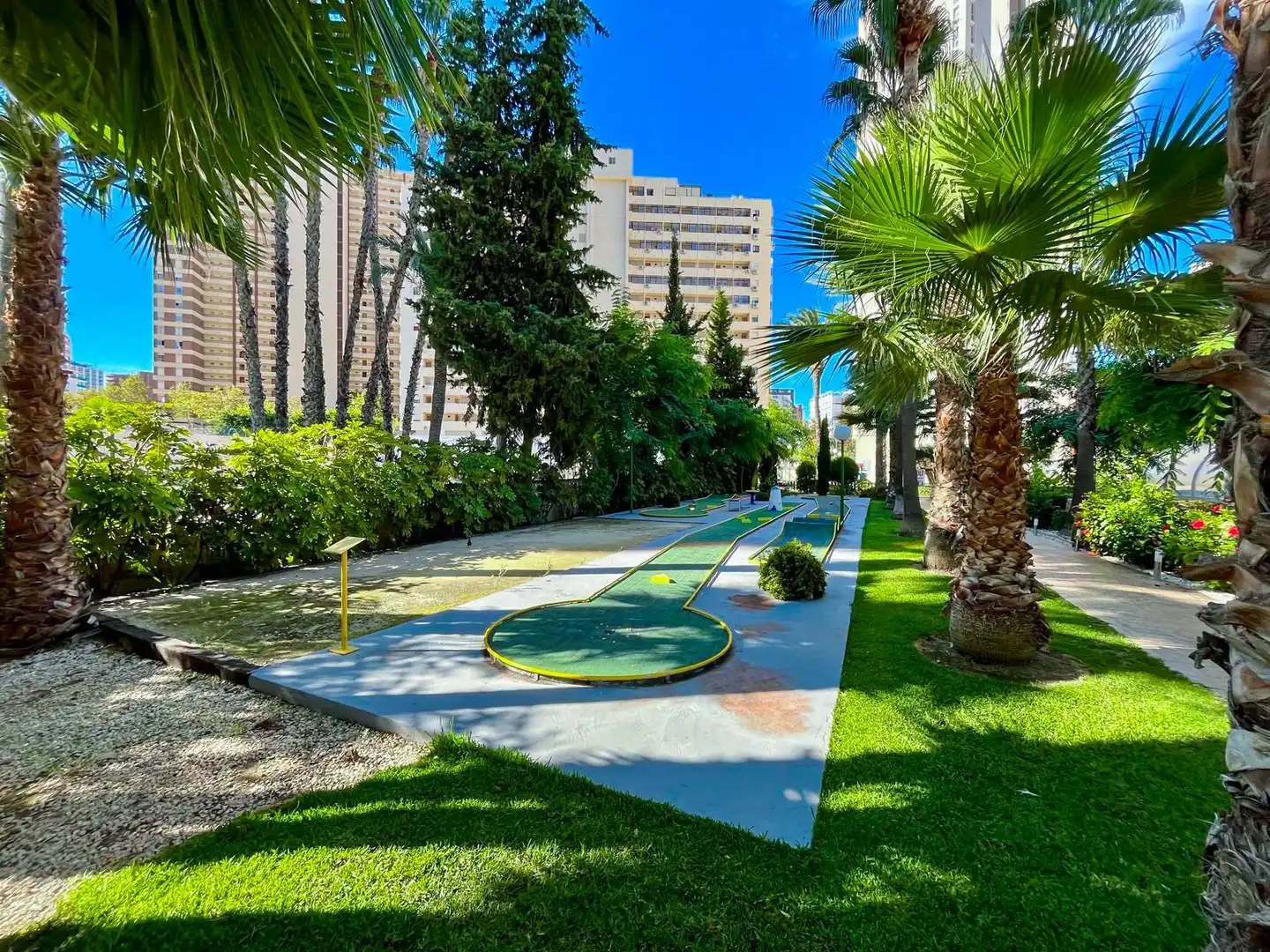 Vista exterior de Dúplex en venda en Benidorm amb Aire condicionat, Calefacció i Jardí privat